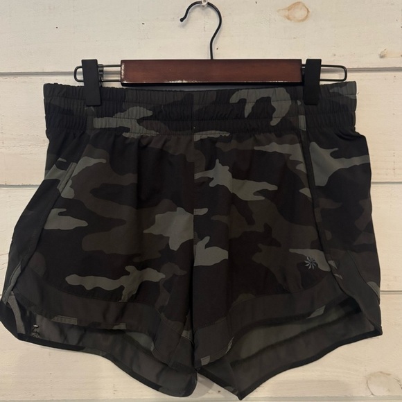 Athleta Mesh Racer Run Short 
Women's XS Black
Camouflage Print - Picture 2 of 11